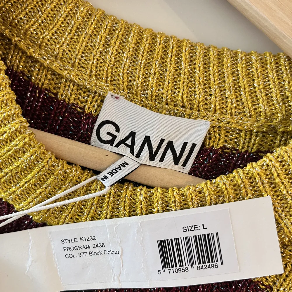 Stickad tröja från GANNI storlek L. Nyskick med prislapp kvar. Ord pris 3.200kr . Stickat.