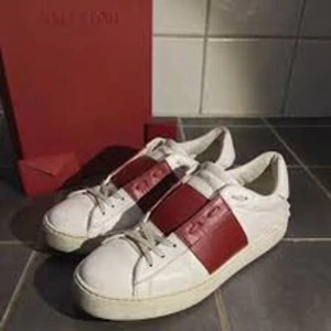 Valentino open  - Tja säljer dessa Valentino open. Pris Kan diskuteras  Storlek 42