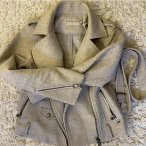 Calvin Klein kappa - Säljer den här jättefina Calvin Klein jeans kappan i bra skick. Hör av er om ni har fler frågor!🤍