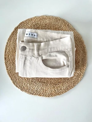 WERA jeans storlek 36 - WERA jeans storlek 36. Cremevita. Originalpris 700 kr. Säljs för 450 kr ( frakt inkluderad i priset).