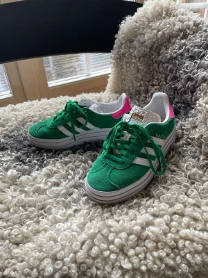 Adidas Originals Gazelle - Använda vid två tillfällen, ser ut som nya. Hittar de inte på hemsidan längre men inköpspris var 1119 kr. Skokartongen finns kvar🌸