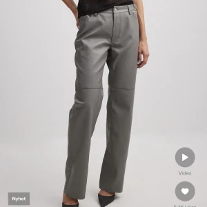 Skinnbyxor - Midwaist skinnbyxor som är från en Josefine HJ kollektion från NA-KD🩶 Nypris 449kr