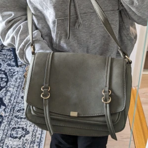 Axelremsväska  - Säljer denna väskan för jag tycker inte färgen på den är fin, den är i bra skick