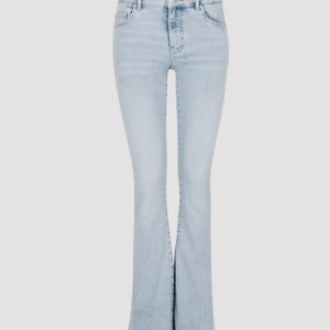 Low waiste byxor - Säljer mina super fina Low waiste bootcut jeans, säljer eftersom att dem är för små för mig. Har använt dem några gånger men ingen man ser☺️Nypris 600