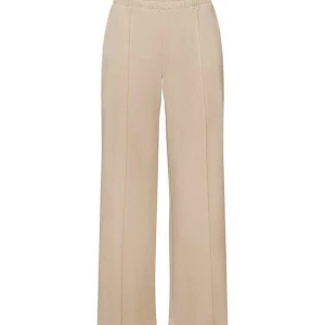 Beige byxor i utmärkt skick! - Säljer denna fina beige byxor, köpte den från Tyskland, är helt ny och användes bara en gång!