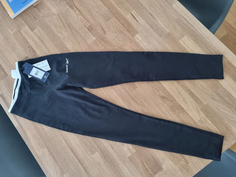 New Reebok leggings in size XXS. Nice quality. I'm selling them because it's the size is not good for me. Combined shipping applies.. Jeans & Byxor.