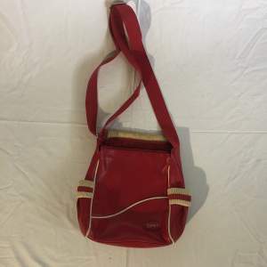 En röd väska från esprit med snygga lite sportiga detaljer!
