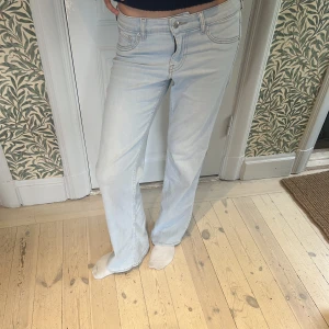 Lågmidjade jeans  - Säljer dessa sjukt snygga lågmidjade jeans. Inga defekter. Tryck på köp nu om du vill köpa ❤️