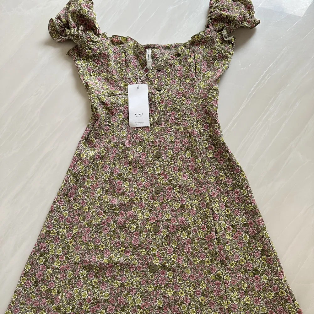 Så söt klänning köpte för en månad sen men aldrig använt🤩 storlek XS men passar även S. Klänningar.