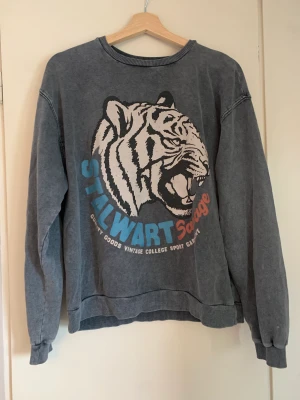 Tröja med tryck - Oversized tröja med tryck från Veromoda. Är i S men stor så kan passa allt från XS till L beroende på hur man vill att den ska sitta💫