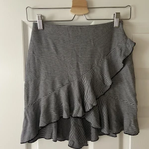 Kjol - Randig kjol. Snygg passform. Bra skick.