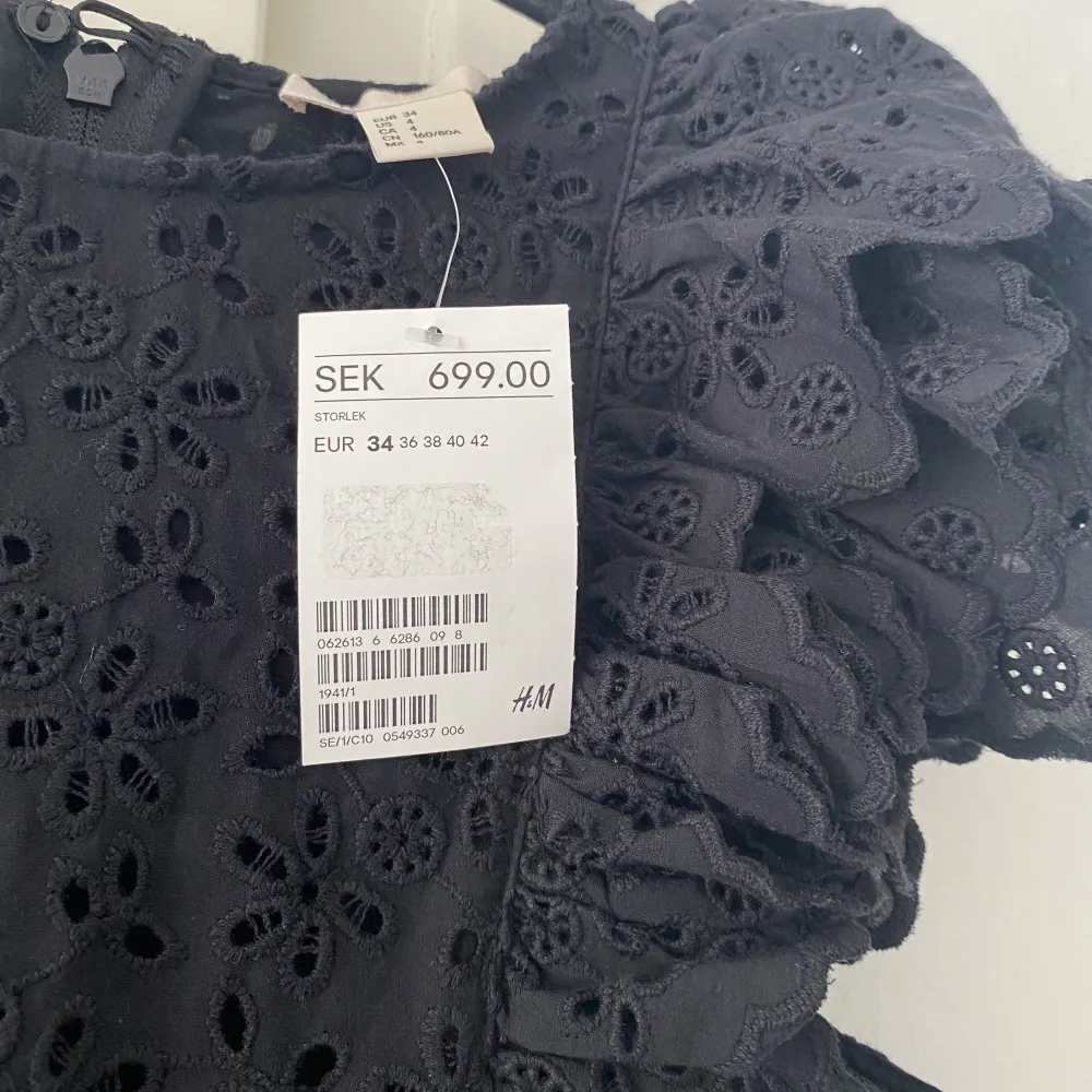 Helt ny klänning med volanger från hm, har kostat 699 nypris men säljer för 300. Klänningar.