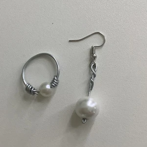 Örhängen och ringar - Ett örhänge och en ring vet ej om örhänget är nickelfritt. Tvättar dom innan jag skickar. Kontakta gärna mig vid köp av örhänget man får en ring på köpet och jag kan lägga till en örhänge plopp gratis.  Finns kvar tills det står sålt💕