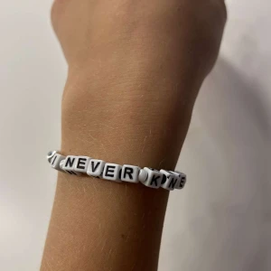 Pärlarmband  - Två pärlarmband som är inspirerad av The Neighborhood, låt reflections 🩶💗dom är i storlek s men finns också i fler storlekar om man vill ha, kontakta oss om de finns frågor eller om du är intresserad,🩶💗💕