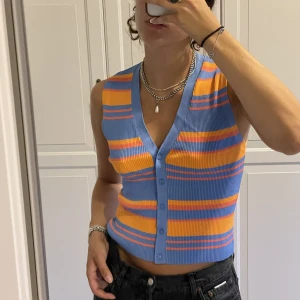 Randig väst från Zara - Den populära randiga västen från Zara! Har endast använt en gång. Endast swish som betalningsmedel. Jag står för frakten 📦 