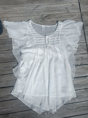 Flowy Vila blus - Jättesöt blus från Vila med fina detaljer💕 Använd få gånger Storlek L, kan användas för mindre storlekar, den blir bara mer flowy❤️💕 Pris går att diskuteras 🫶🤙