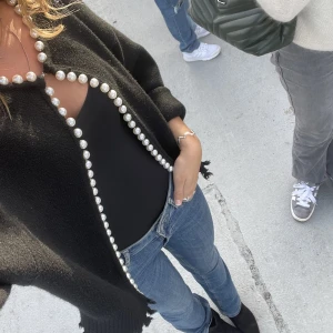 Kofta med pärlor  - Jätte fin unik kofta från 2 angels!! Nypris 1200 säljer för 800kr 