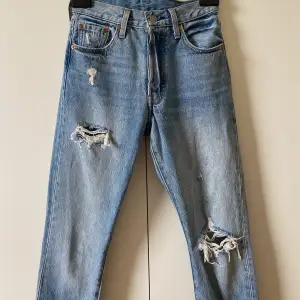 Jeans från Levi’s 501 i storlek W24 L30, knappt använda så inga defekter! Säljer pga har blivit för små.