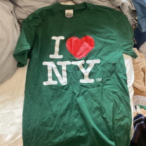 I ❤️NY tröja  - Cool t-shirt. Sömmarna är lite ljusare. Storlek S