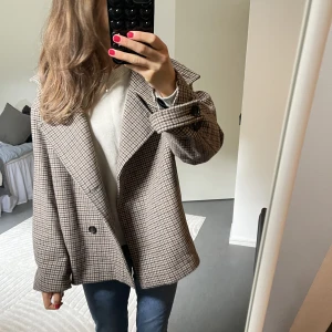 Arket kappa - Säljer denna kappan ifrån Arket som är perfekt nu till hösten. Den är i storlek 38 och köpt förra året för 1700 kr. Kappan har inga defekter på utsidan, dock har ena fickan gått sönder.