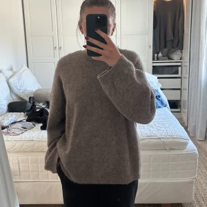 Arket stickad tröja - Stickad tröja från Arket i alpackablandning. Strl L 🤎