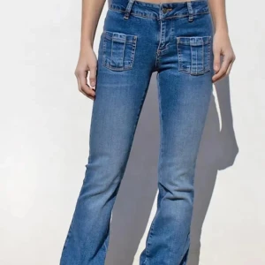 Lågmidjade jeans med stjärnor  - Lågmidjade jeans med stjärn detaljer