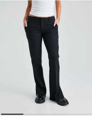 Kostymbyxor - Vera petite kostymbyxa från bikbok💕andvända men i bra skick💓skriv för egna bilder. Frakten kostar 50kr💕