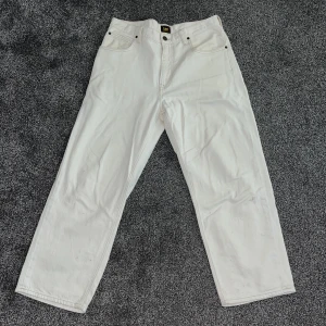 Lee asher jeans - Säljer mina lee asher jeans som är i väldigt bra skick endast att dom e skrynkliga. Jeansen sitter baggy och materialet liknar linne. Nypris ca 600kr hör av dig om du har fler funderingar 