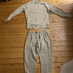 Nike sett - Säljer mitt Nike sett pga att de ligger bara i min garderob, tröjan har två prickar på axeln men annars är det inget fel på dem. Säljer båda för 450 kan sälja enskilt också