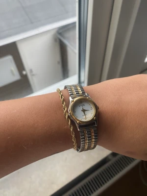 Klocka - Ej äkta Eton. Damklocka köpt secondhand. Har ej något spänne men är stretchiga så passar dom flesta. Tror ej den funkar så har använda den mer som ett fint armband