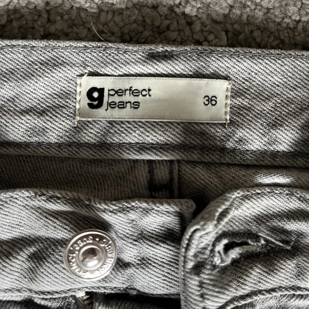 Säljer ett par ljusgråa jeans från GinaTricot i modellen low straight i storlek 36.   Haft ett tag men har inte använts särskilt mycket därav fortfarande fint skick!. Jeans & Byxor.