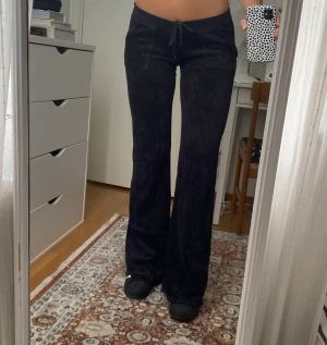 Juicy Couture Byxor - Så snygga mjukisbyxor från juicy couture. Den absolut snyggaste modellen som inte går att köpa längre med låg midja, utsvängda nertill och snygga fickor. Jag är 170 men de är något långa på mig. ❤️🥰⭐️