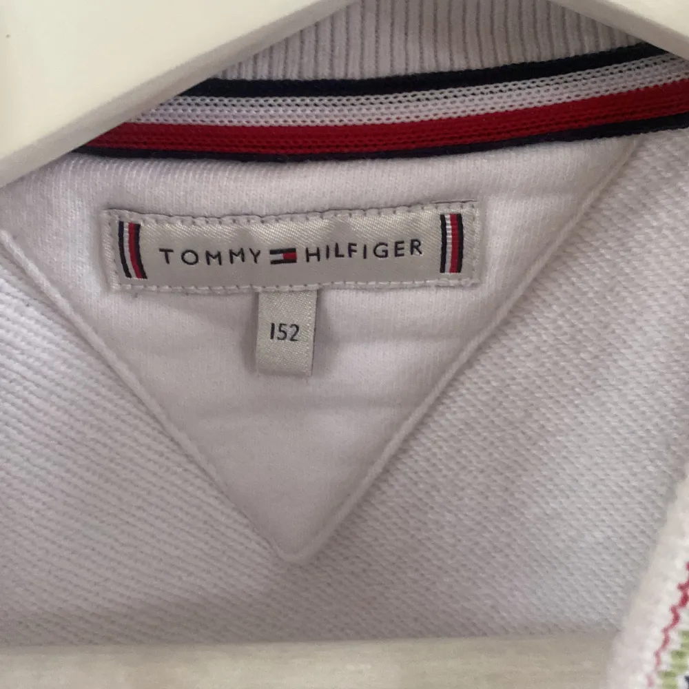 En fin Tommy Hilfiger tröja i storlek 152. Jag säljer denna för behov av pengar så det är inget fel på tröjan. Den är i fint skick, inga håll och inga smuts fläckar någon stans. . Tröjor & Koftor.