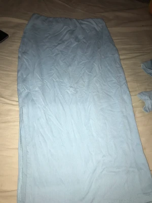 Ett kjol set  - Jag säljer mitt kjol set för jag använder inte den längre den va fin ett tag men inte längre den är i bra skick 