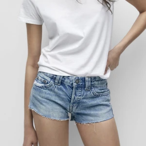 Lågmidjade shorts - Säljer dessa lågmidjade shorts även i storlek 40. Jag upplever att dom är mindre i storleken! Säljer likadana i storlek 38🥰