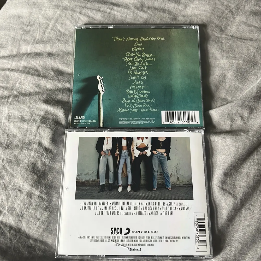 två CD skriver från Shawn Mendes och Little Mix. 40kr st! 79 för båda.❤️. Accessoarer.