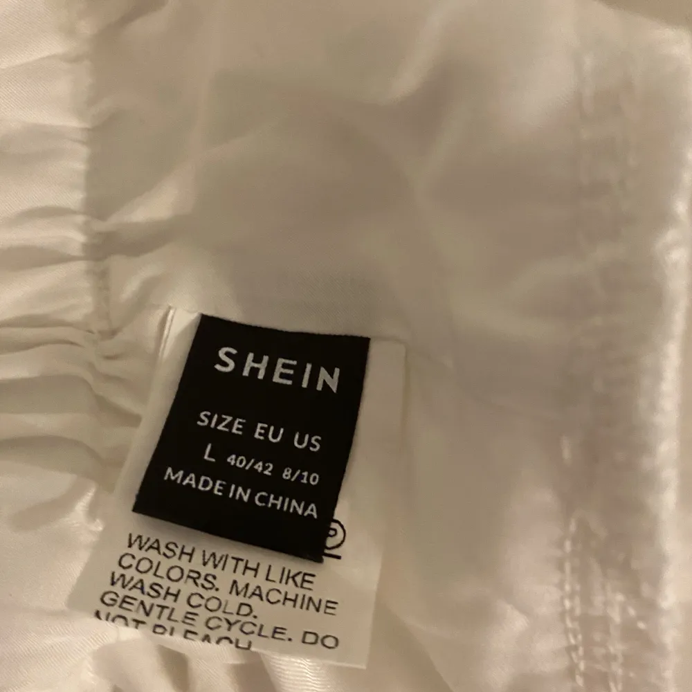 En vit kort volang kjol från Shein 🩵 Aldrig använd 💙. Kjolar.