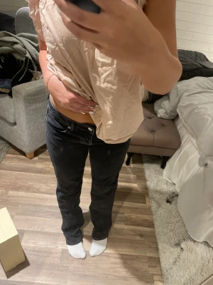 Mid waist jeans  - Säljer mina svarta Mid waist jeans ifrån lager 157 modell icon, köpta för 300 men säljer för 130! 