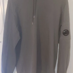Cp company tröja - Riktigt schysst tröja, använt den ett par gånger tag och allt kommer med den.