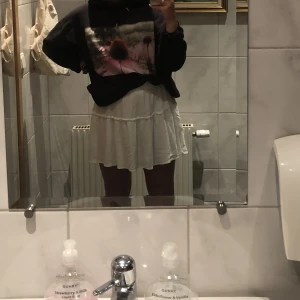 Vit sommarkjol  - Vit avslappnad sommarkjol som e perfekt både en sommarkväll eller festkväll 