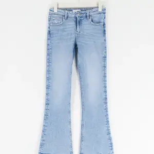 Ett par blåa bootcut jeans från Gina Tricot.Helt i nyskick och har används fåtal gånger.