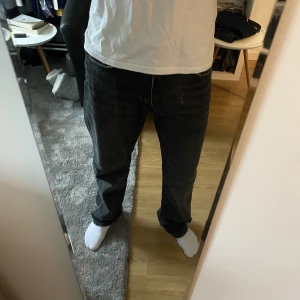 Snygga jeans från Zara.  - Snygga jeans som passar mig som är runt 180 perfekt. Kom privat för fler frågor om byxorna.