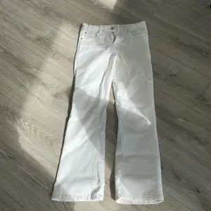 Ett par vita jeans med ett par fickor där bak,har aldrig använt dem!!