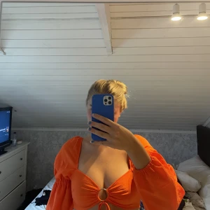 Orange topp - Säljer min orangea topp som är perfekt till fester eller festivaler. 