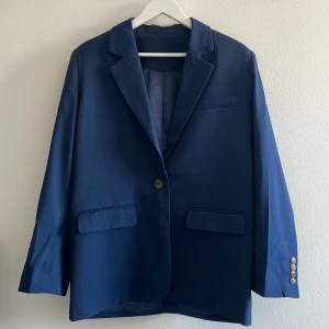 Kavaj - Super fin marinblå kavaj från NAKD, finns tillhörande byxor. Enbart använd 1 gång!! Precis som ny🙌🏻strl 34-36