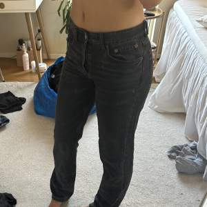 Raka jeans från zara i Strl 36, har ett litet hål men som inte stör funktionen eller syns om man har en tröja. Skriv för bild. 