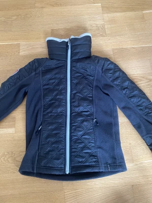 Vinter/höst/vår rid jacka - Säljer den för att den tyvärr är för liten men annars super bra skick. Inga hål eller något. Kragen är varm och tycker.  den e perfekt för vintern. Kontakta för mer bilder eller frågor💗💗 köparen står för frskt