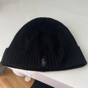 Ralph Lauren mössa  - En nästan oandvänd mössa som inte kommer i andvändning. Mössan är i onezize och passar nästan alla. Hör av er om intresse!! (Kan anpassa priset)