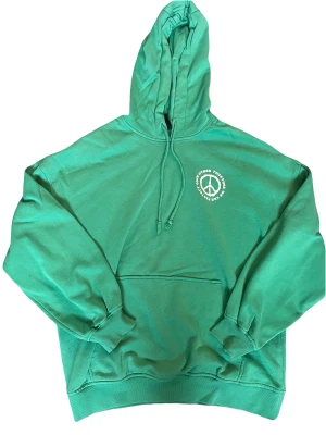 Unity Power Love - En väldigt fin ärtgrön tröja från HM med texten ”unity power love” som är superskönt och använts väl men fortfarande är i väldigt bra skick!