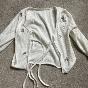 Blommigt linne med kofta - Säljer detta blommiga linne med en tillhörande kofta! Aldrig använt. Så helt i nyskick. Både linnet och koftan är i storlek M men skulle säga att det sitter som en Xs men det är strechigt. 